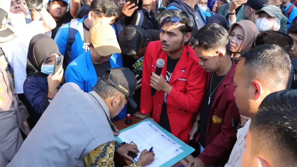 Wali Kota Cimahi, Ngatiyana saat Menandatangani Berita Acara Unjuk Rasa Aliansi Mahasiswa Kota Cimahi di Gedun