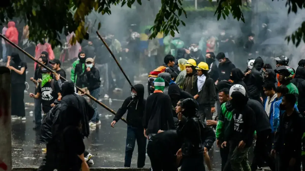 Massa aksi berusaha masuk ke dalam DPRD Provinsi Jawa Barat, Kota Bandung, belum lama ini. Foto: Dimas Rachmat