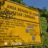 Papan penanda Sesar Lembang yang berada dalam kawasan gunung batu, Kabupaten Bandung Barat belum lama ini. Fot