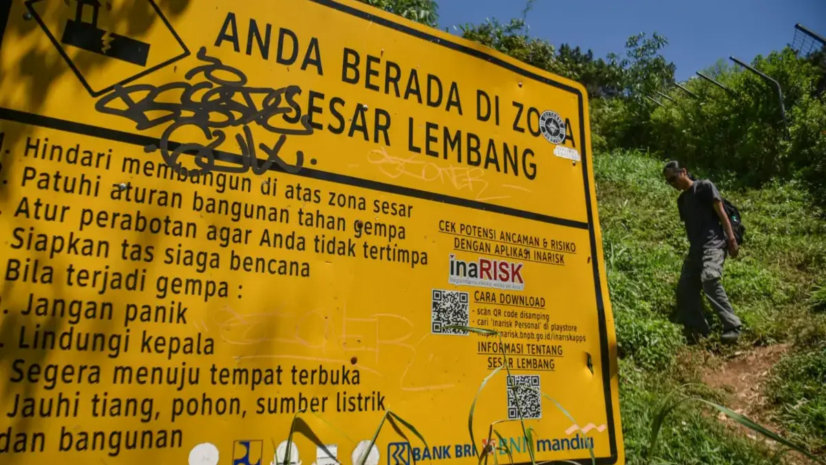 Antisipasi Potensi Bencana Sesar Lembang, 55 Titik Evakuasi Disiapkan BPBD Cimahi Papan penanda Sesar Lembang yang berada dalam kawasan gunung batu, Kabupaten Bandung Barat belum lama ini. Fot