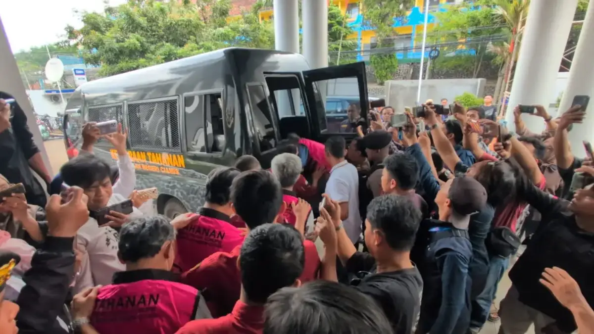 Empat tersangka kasus korupsi SMKN 1 Cijeungjing ditahan Kejaksaan Negeri Ciamia, Rabu (17/9/2025). Kerugian n