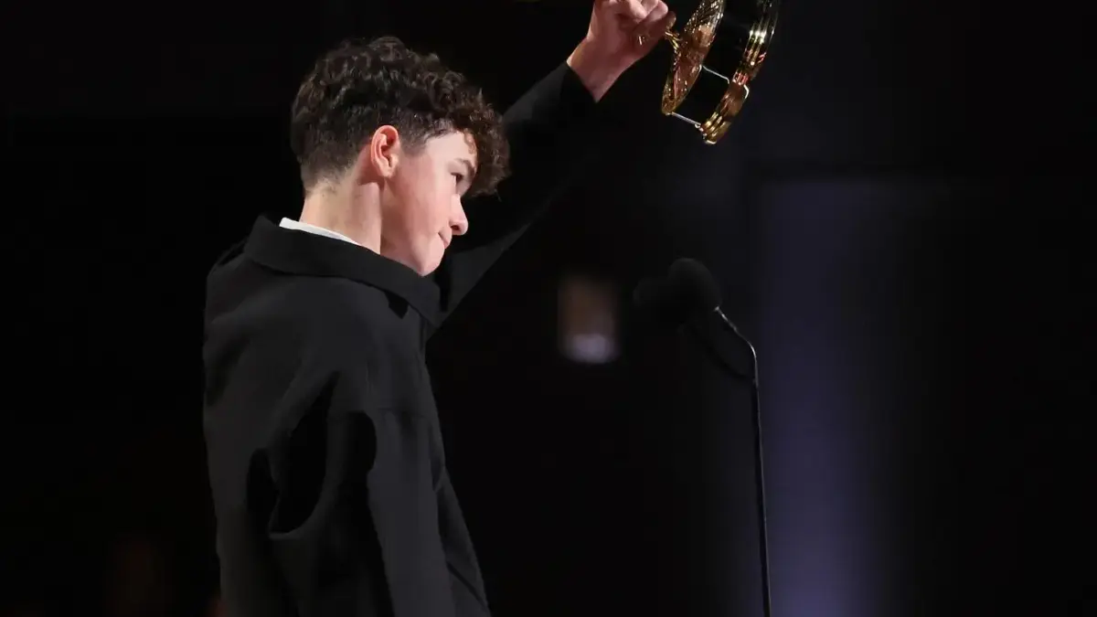 6 Fakta Menarik Owen Cooper Aktor Muda Sensasional Pengukir Sejarah di Emmy Awards 2025 Owen Cooper di Emmy Awards 2025.