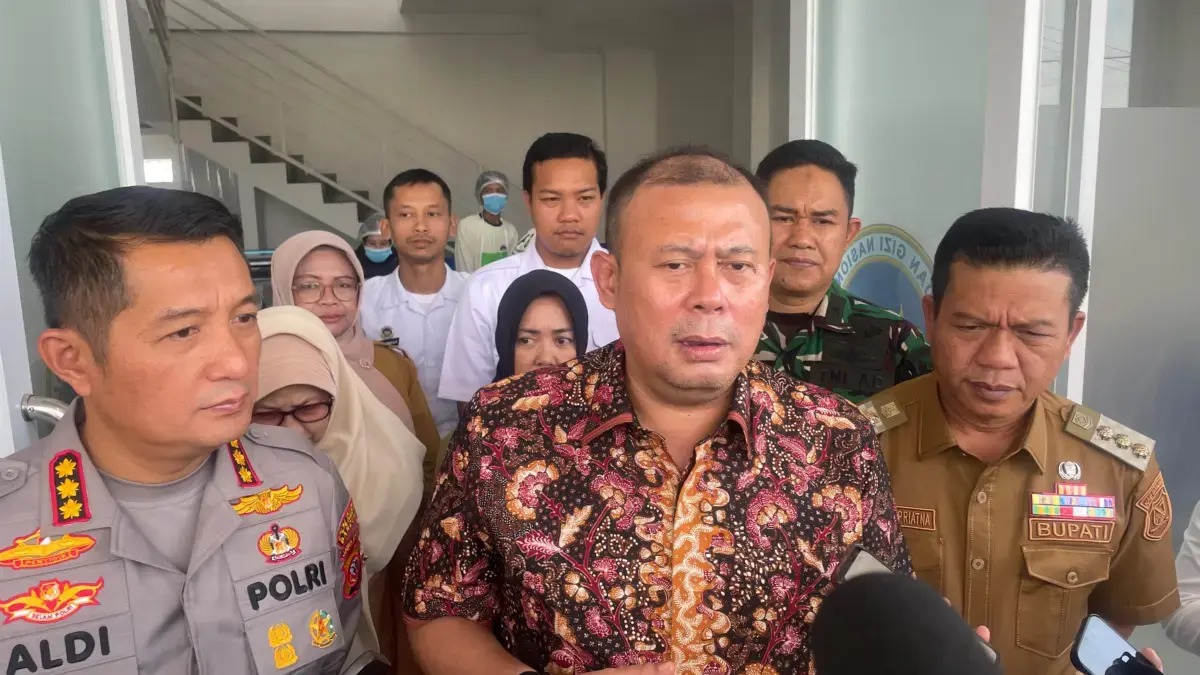 Kasus Keracunan Masih Marak, Wakil Ketua DPR RI Tekankan Pengawasan Dapur Gizi Wakil Ketua DPR RI, Cucun Ahmad Syamsurijal, meresmikan dapur Satuan Pelayanan Pemenuhan Gizi (SPPG) di Desa N