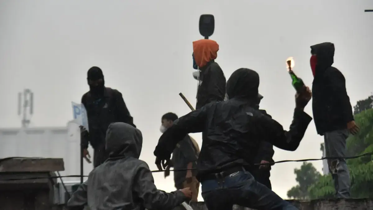 Polda Jabar Selidiki Dalang Kerusuhan dalam Aksi Demo di Bandung Ilustrasi: aksi demonstrasi yang berakhir ricuh belum lama ini. Foto: Dimas Rachmatsyah / Jabar Ekspres