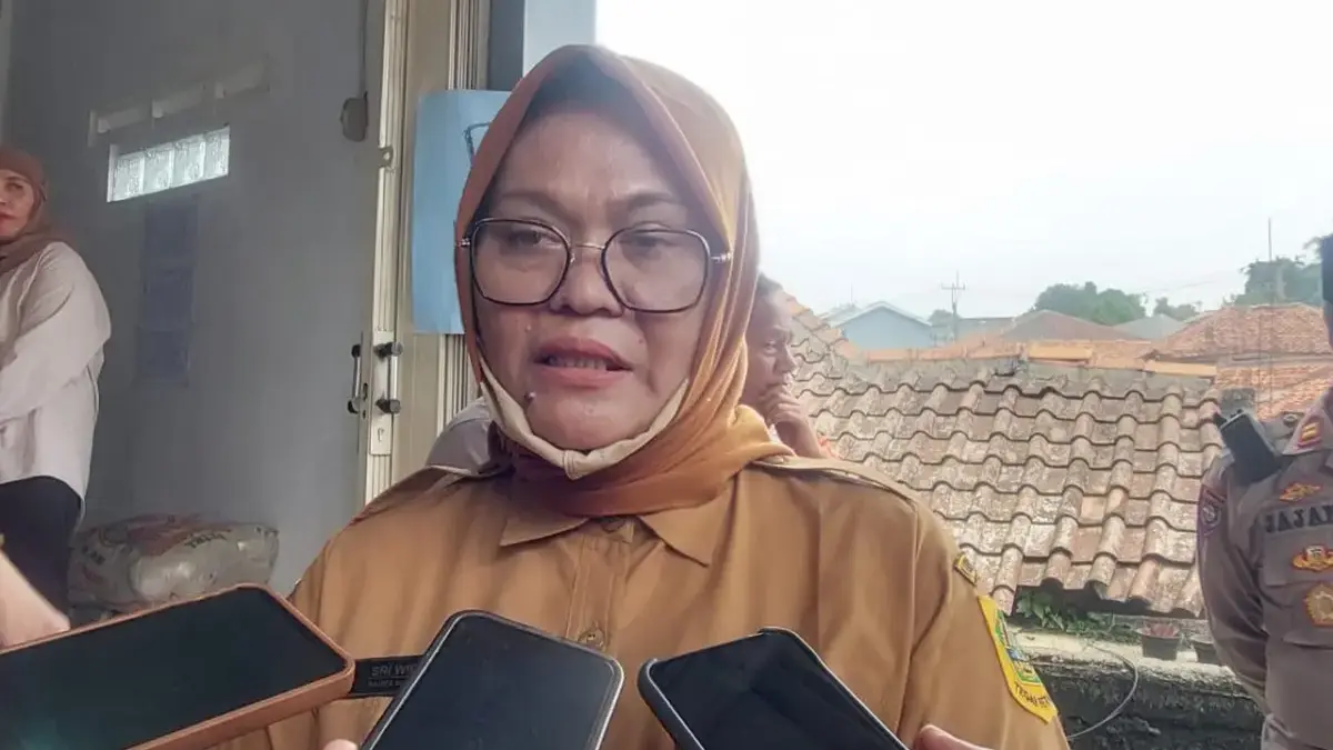 Warga Diminta Waspada Isu Donasi Palsu untuk Korban Ambruknya Majelis Taklim di Ciomas Bogor Kepala Desa Sukamakmur, Sri Widiarti, saat dimintai keterangan keterangan terkait isu donasi palsu di lokasi a