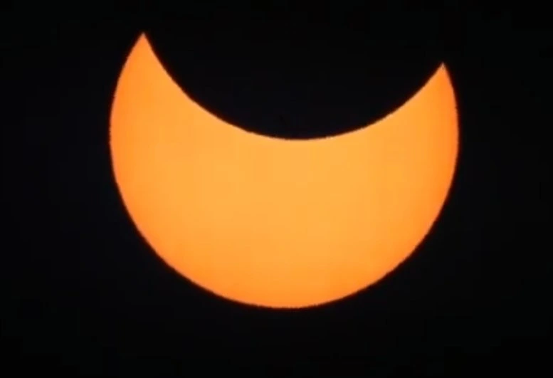 Penampakan matahari di Aceh yang hampir setengahnya telah tertutup bulan.