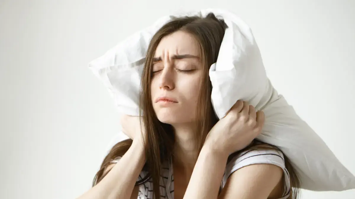 Bukan Salah Bantal! 5 Penyebab Sakit Leher Saat Bangun Tidur Bukan Salah Bantal! 5 Penyebab Sakit Leher Saat Bangun Tidur