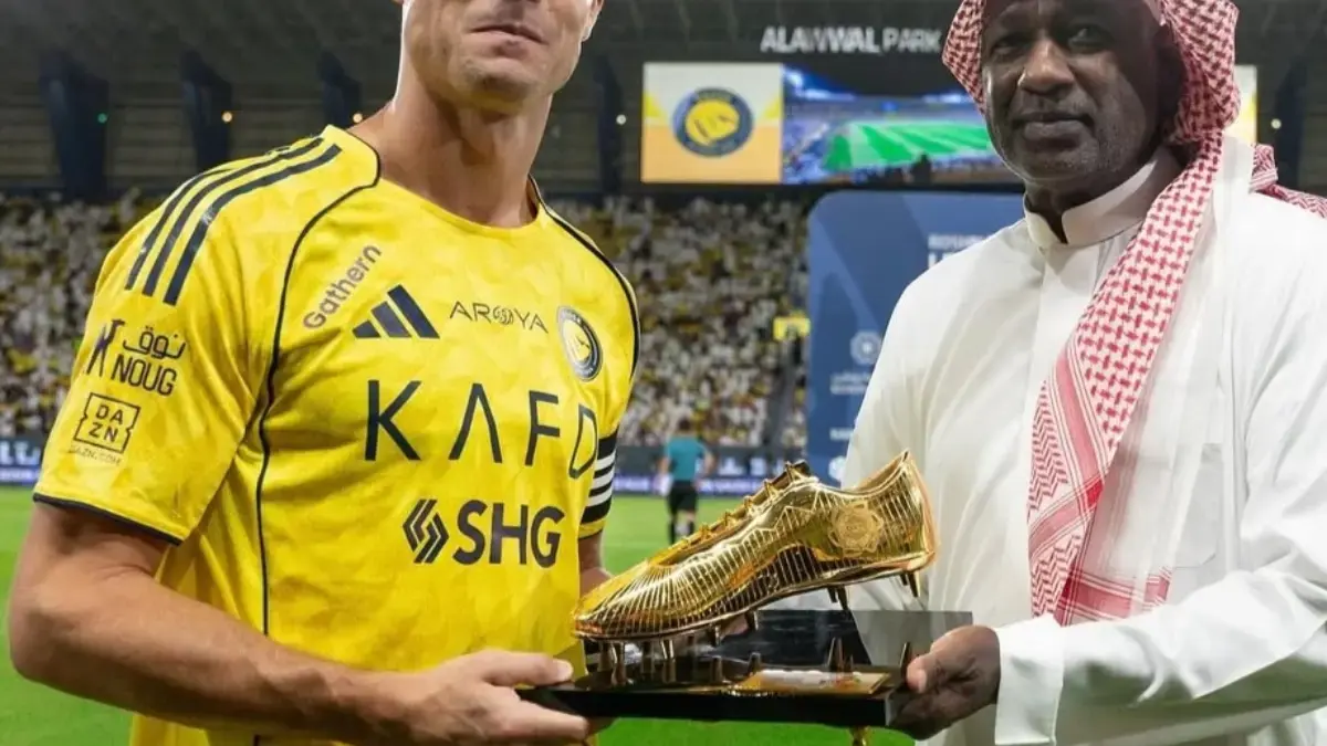 Cristiano Ronaldo Cetak Brace saat Al Nassr vs Al Riyadh, Berapa Lagi Capai 1000 Gol? Cristiano Ronaldo terima penghargaan Golden Boot Rohn Saudi League 2024/2025.