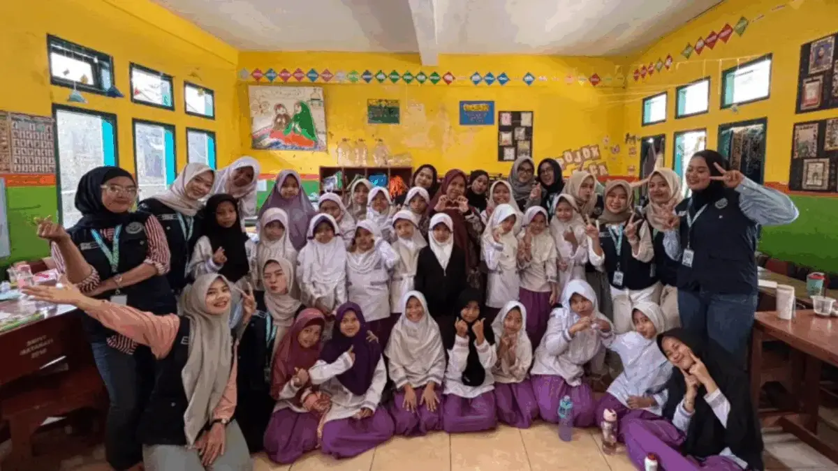 Mahasiswa Universitas Bhakti Kencana Edukasi Pencegahan Diare di SDIT Matahati dengan Sabun Buatan Sendiri