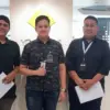 (kiri ke kanan) Account Manager Xooply by Metranet Tomi Putra Dwi Jans, Implementation Officer Xooply Metranet