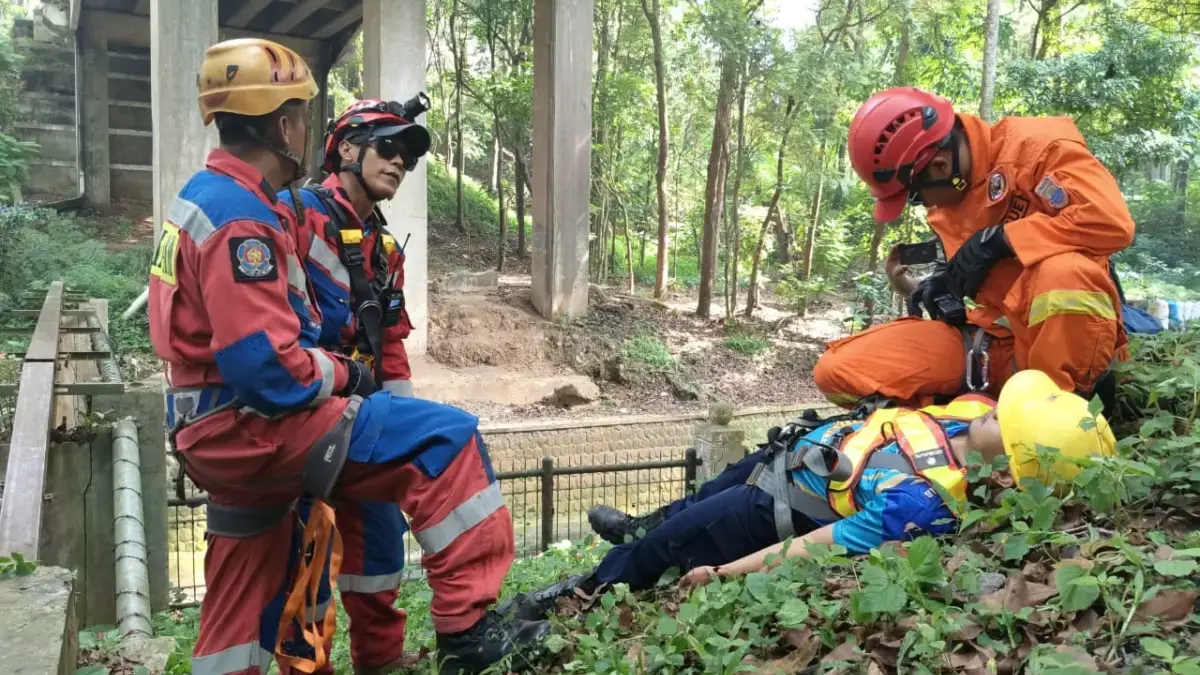 Damkar Bogor Evakuasi Seorang Ibu yang Diduga Lakukan Percobaan Bunuh Diri di Flyover Cibinong