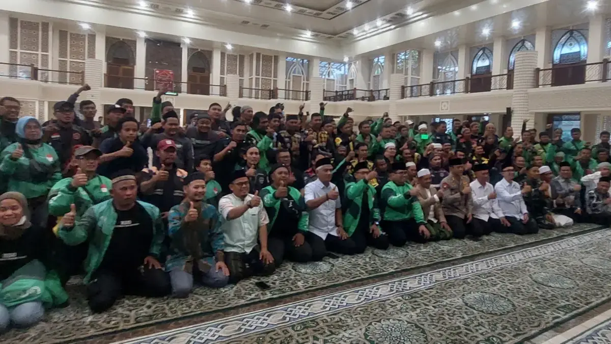 Ratusan Ojol Kumpul di Masjid Agung, Bogor Tegaskan Cinta Damai Ratusan driver ojol yang tergabung dalam relawan driver grab bogor menggelar doa bersama di Masjid Agung Kota