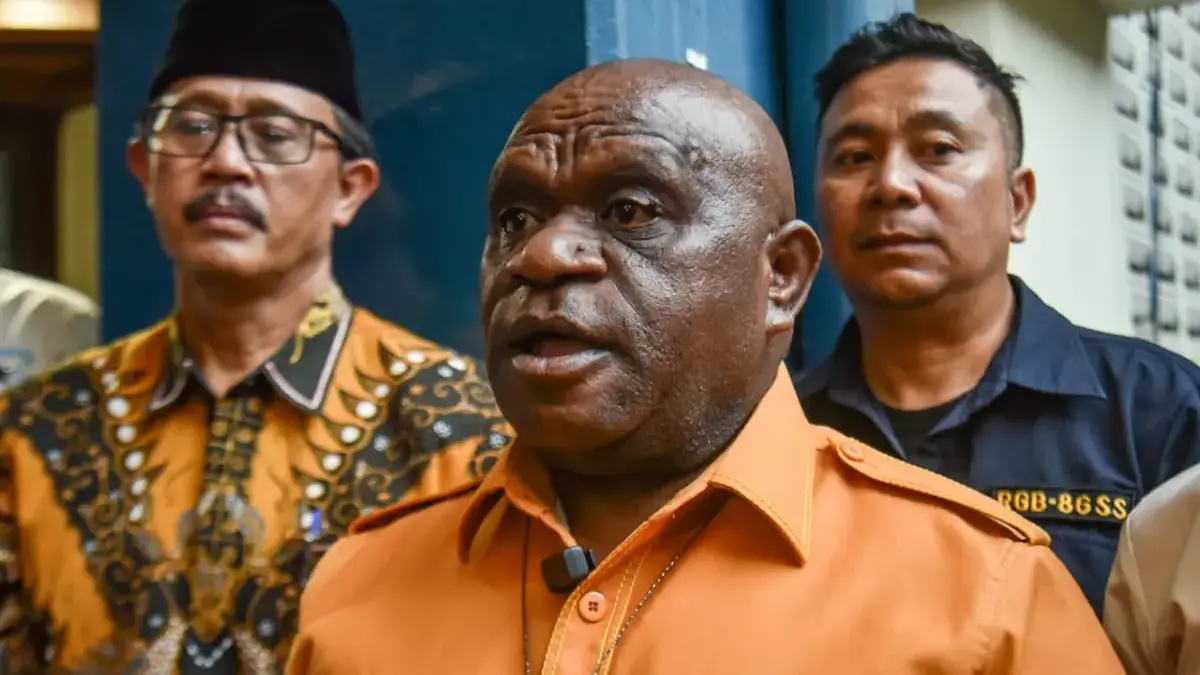 Menteri Hak Asasi Manusia (HAM) Natalius Pigai (tengah) mengunjungi kampus Universitas Islam Bandung