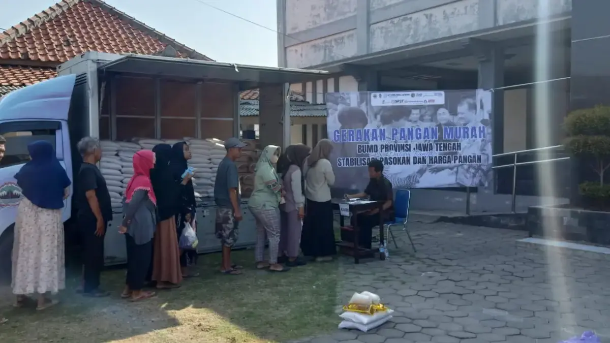 Pemprov Jateng Ringankan Beban Warga, Pangan Murah Diserbu Ribuan Masyarakat Di tengah dinamika sosial dan politik yang berkembang, Gubernur Jawa Tengah Ahmad Luthfi memastikan harga
