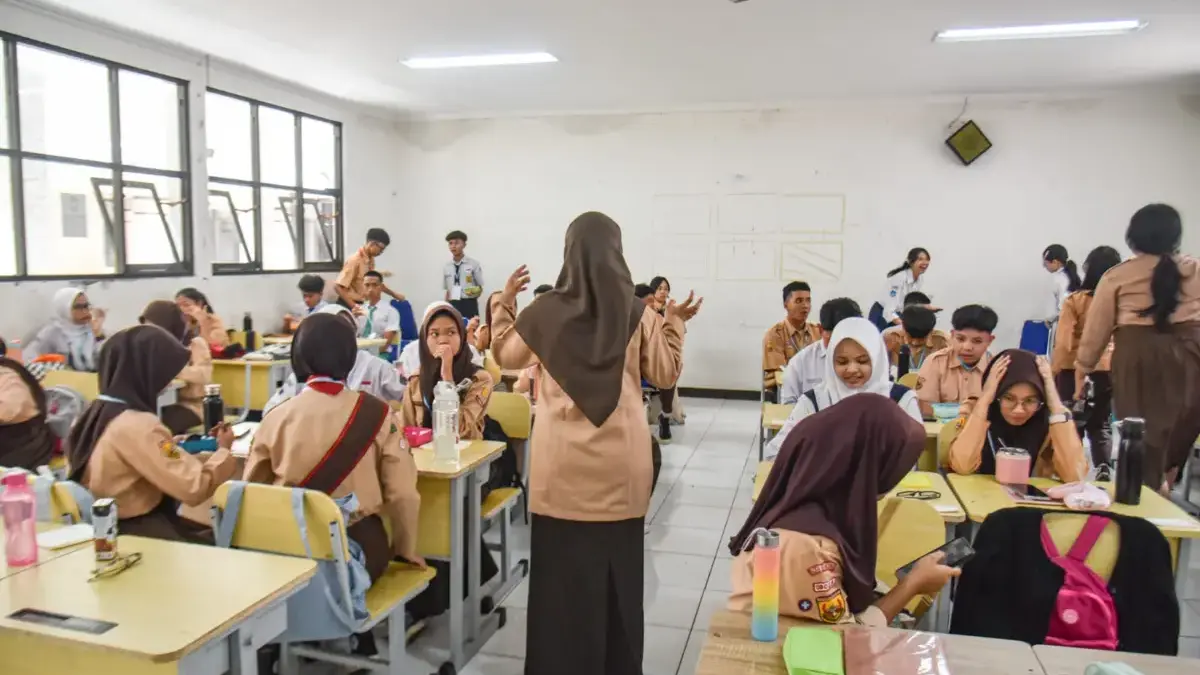 Guru mengajar siswa saat jam pembelajaran