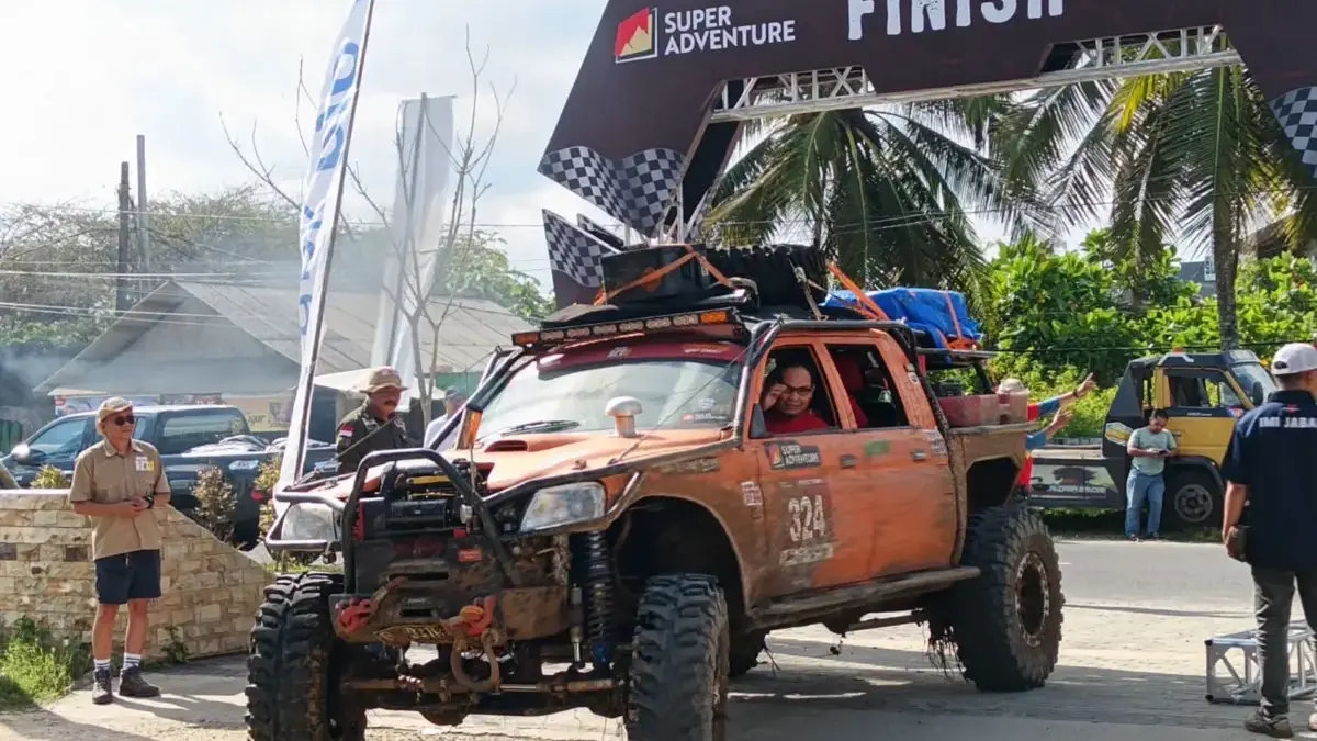 Foto Utama : Salah satu peserta DFC4 kategori Ekspedisi saat memasuki garis finish di Kampung Turis