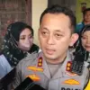 Kapolres Bogor, AKBP Wikha Ardilestanto, saat mengunjungi lokasi runtuhnya bangunan Majelis Taklim As-Shobiyah