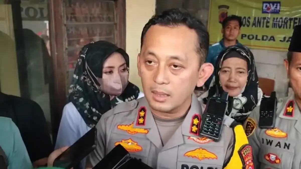 Kapolres Bogor, AKBP Wikha Ardilestanto, saat mengunjungi lokasi runtuhnya bangunan Majelis Taklim As-Shobiyah