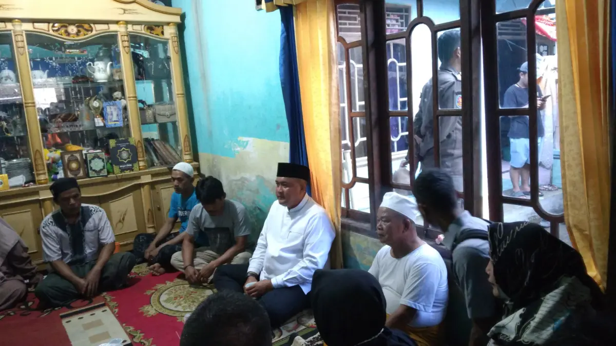 Ikhlas di Tengah Duka, Keluarga Korban Majelis Taklim Ciomas Dapat Dukungan dan Bantuan dari Pemkab Bogor Bupati Bogor, Rudy Susmanto, saat mengunjungi langsung kediaman korban meninggal dunia