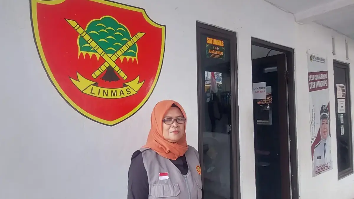 Alit Romlah, Linmas Perempuan yang Mengabdi untuk Desa Ciomas Rahayu di Usia 62 Tahun Alit Romlah, Linmas Perempuan yang Mengabdi untuk Desa Ciomas Rahayu di Usia 62 Tahun