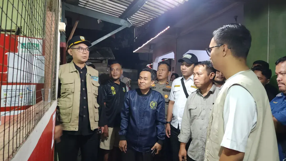Sekda Ajat Tinjau Siskamling Karangasem Timur, Warga Kompak Jaga Keamanan Lingkungan Sekda Ajat Tinjau Siskamling Karangasem Timur, Warga Kompak Jaga Keamanan Lingkungan