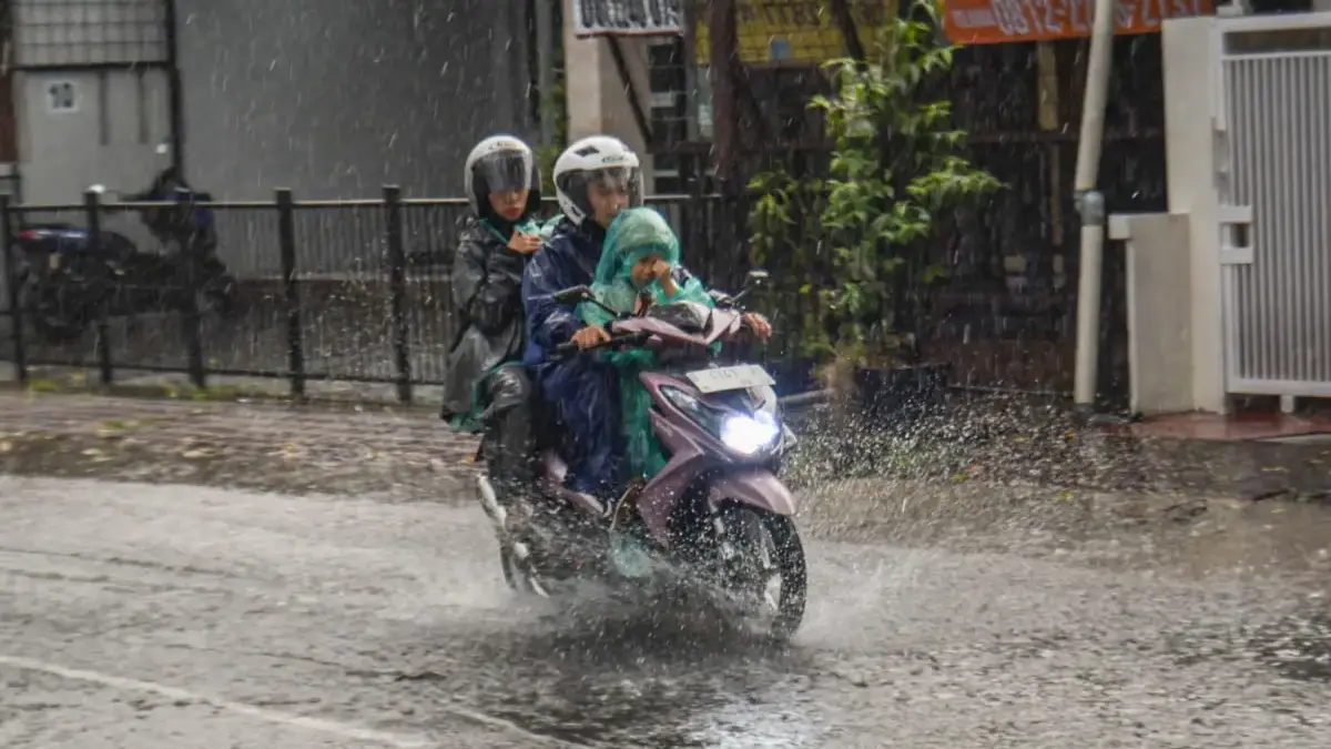 Gelombang Rossby Diprediksi Aktif, BMKG Bandung Peringatkan Potensi Hujan Lebat Sepekan ke Depan Pengendara sepeda motor melintasi jalan yang tergenang air akibat intensitas hujan lebat di Kota Bandung