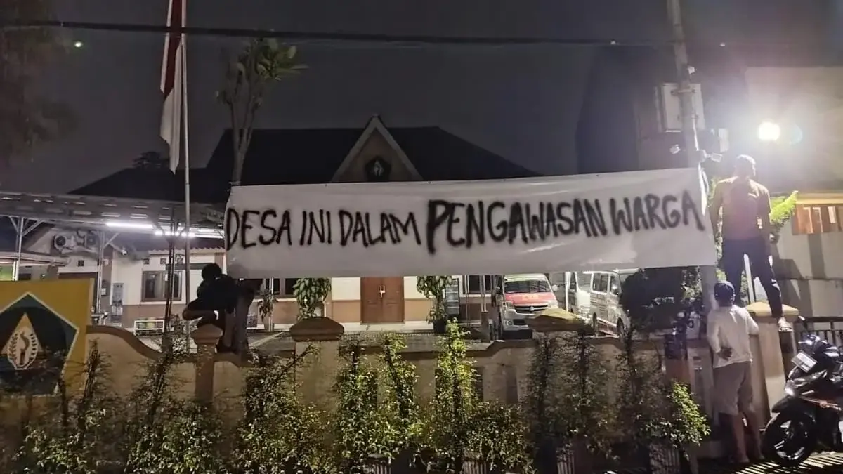 Warga Bojong Kulur Bogor Siap Gelar Aksi, Tuding Pemdes Bertindak Sewenang-wenang Masyarakat Bojong Kulur yang memasang tulisan \"Desa ini dalam Pengawasan Warga\" di Kantor Desa Bojong Kulur