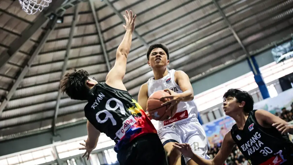 Langkah awal mulus : SMAN 8 Bandung sukses kalahkan sang SMA Bintang Mulia dengan poin meyakinkan 50-10. (DBL)