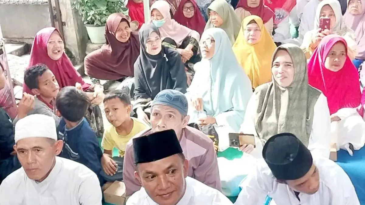 Warga RT 03/RW 11, Kelurahan Kebonpedes, Tanahsareal, Kota Bogor saat menghadiri ceramah Maulid Nabi Muhammad
