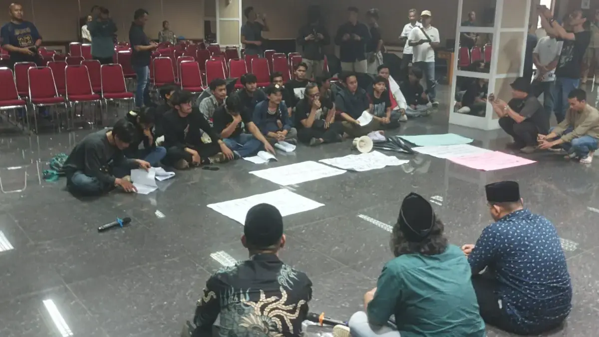 Sejumlah anggota DPRD Kota Bogor, yakni Ahmad Aswandi, Subhan, dan Edi Kholki, Wakil Ketua Komisi II