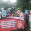 Forum Rakyat Jawa Barat Bersatu (Forjabar) menggelar aksi unjuk rasa di depan Gedung Komisi Pemberantasan Koru