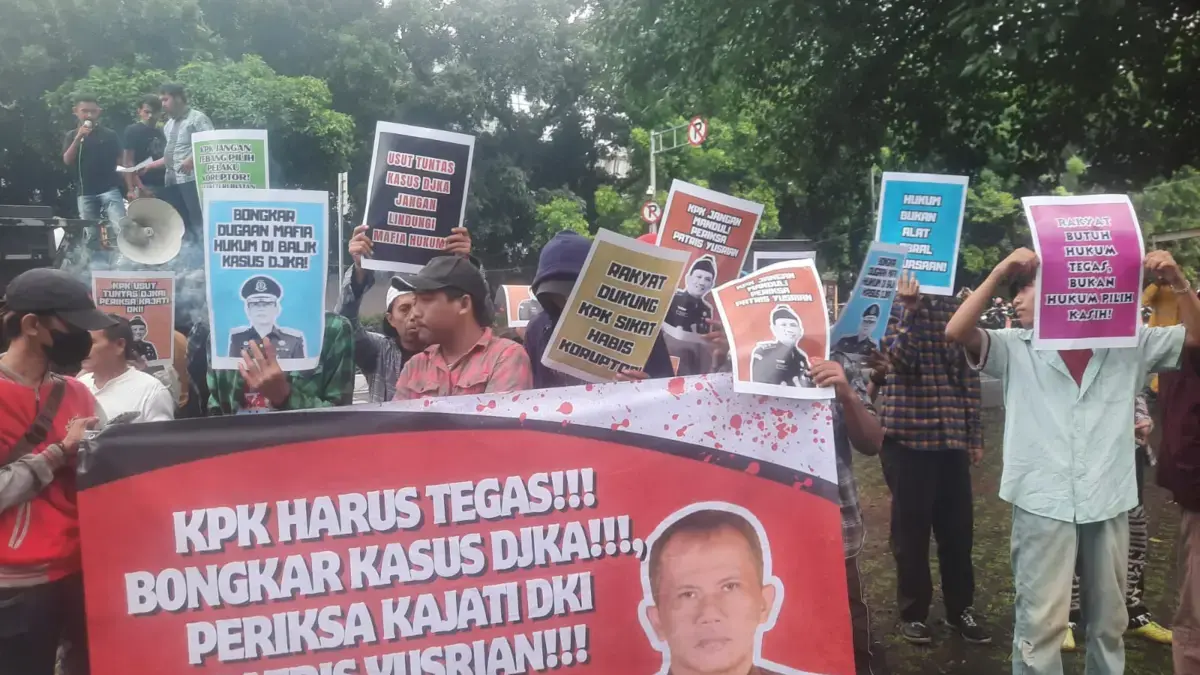 Forum Rakyat Jawa Barat Bersatu (Forjabar) menggelar aksi unjuk rasa di depan Gedung Komisi Pemberantasan Koru