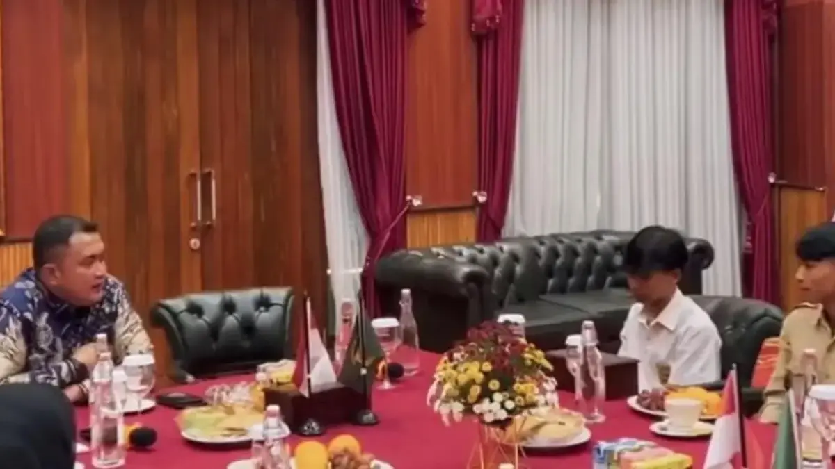 Kisah Haikal dan Haizar, Dua Bersaudara yang Viral Karena Semangat Sekolah Meski Bergantian Seragam Haikal dan Haizar saat bertemu dengan Bupati Bogor Rudy Susmanto di Pendopo Bupati