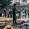 Peringati World Clean Up Day, Ratusan Relawan Bersihkan Sungai Cikapundung
