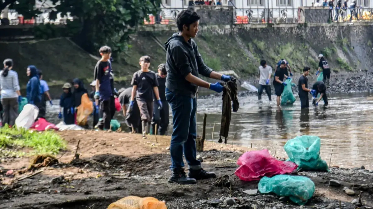 Peringati World Clean Up Day, Ratusan Relawan Bersihkan Sungai Cikapundung