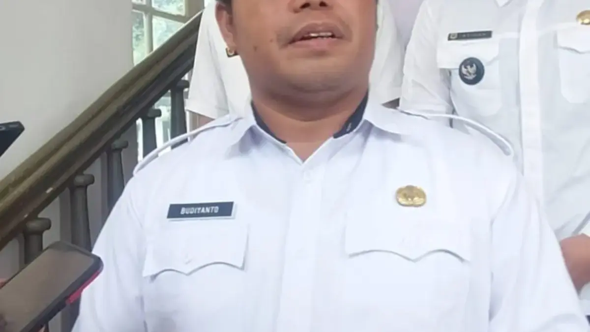 Desa Sukawangi Diklaim Kawasan Hutan, Gubernur Jabar Siap Bawa Persoalan ke KLHK Kepala Desa Sukawangi, Kabupaten Bogor, Budiyanto saat bertemu dengan Gubernur Jawa Barat, Dedi Mulyadi
