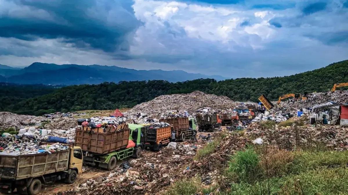 Pembatasan TPA Sarimukti Uji Kapasitas Tata Kelola Lingkungan di Kota Cimahi Tumpukan sampah di TPA Sarimukti