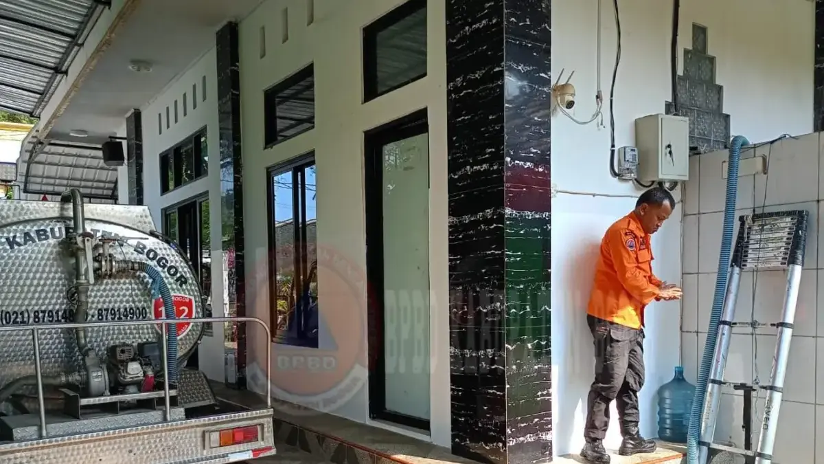 Atasi Kekeringan di SMP Negeri 2 Citeureup, BPBD Bogor Salurkan Air Bersih Atasi Kekeringan di SMP Negeri 2 Citeureup, BPBD Bogor Salurkan Air Bersih