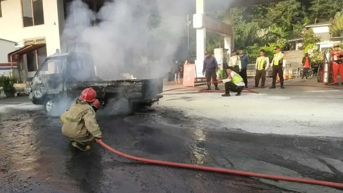 Mobil Pick Up Terbakar di SPBU Sentul, Sopir Alami Luka Ringan