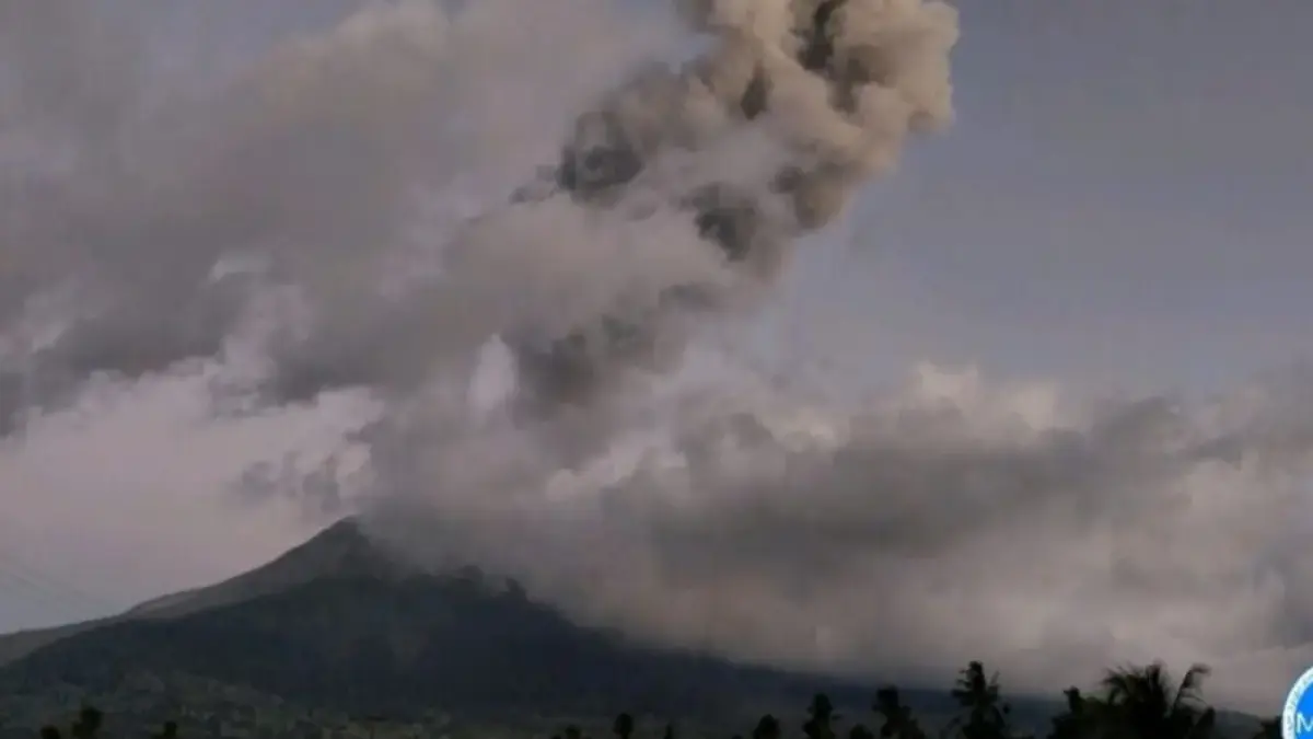 Kolom Abu Capai 3.500 Meter, Gunung Lewotobi Laki-laki Erupsi 19 Kali Kolom Abu Capai 3.500 Meter, Gunung Lewotobi Laki-laki Erupsi 19 Kali