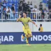 Bek Persib Bandung Federico Barba (tengah).