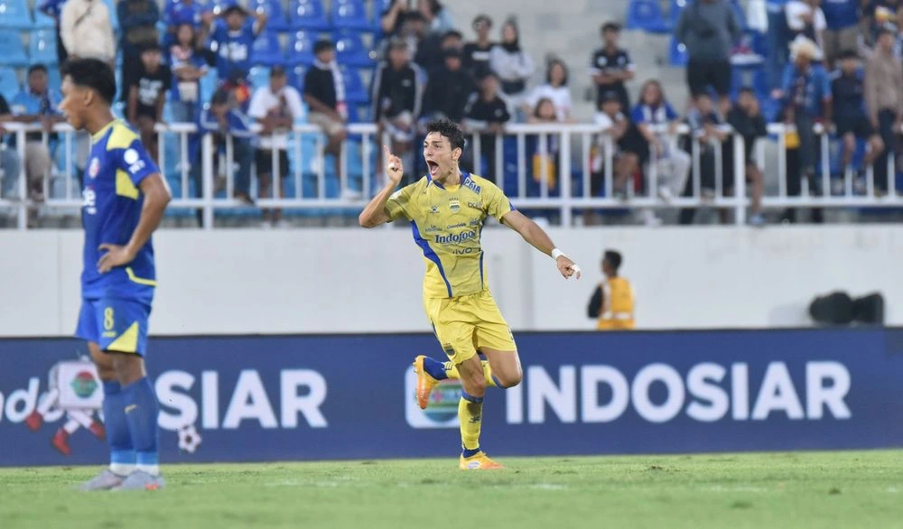 Bek Persib Bandung Federico Barba (tengah).