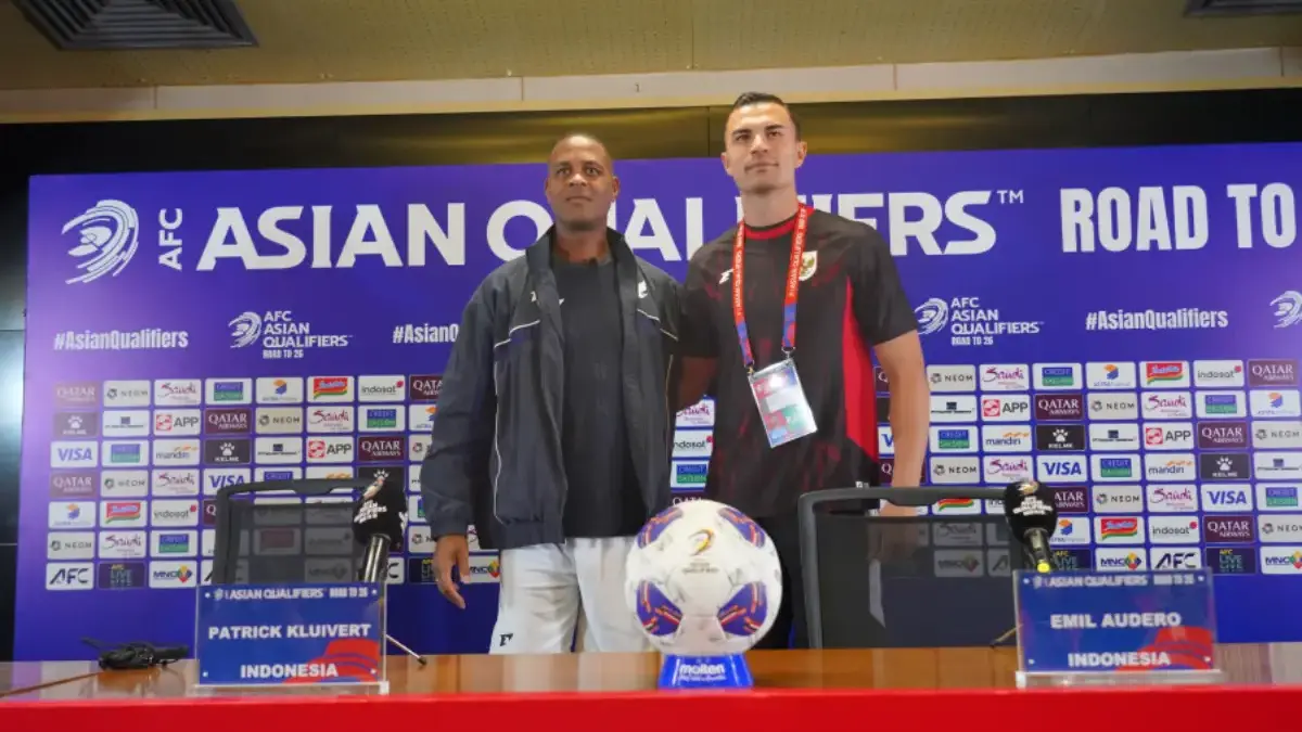 Pelatih Patrick Kluivert dan kiper timnas Indonesia Emil Audero.
