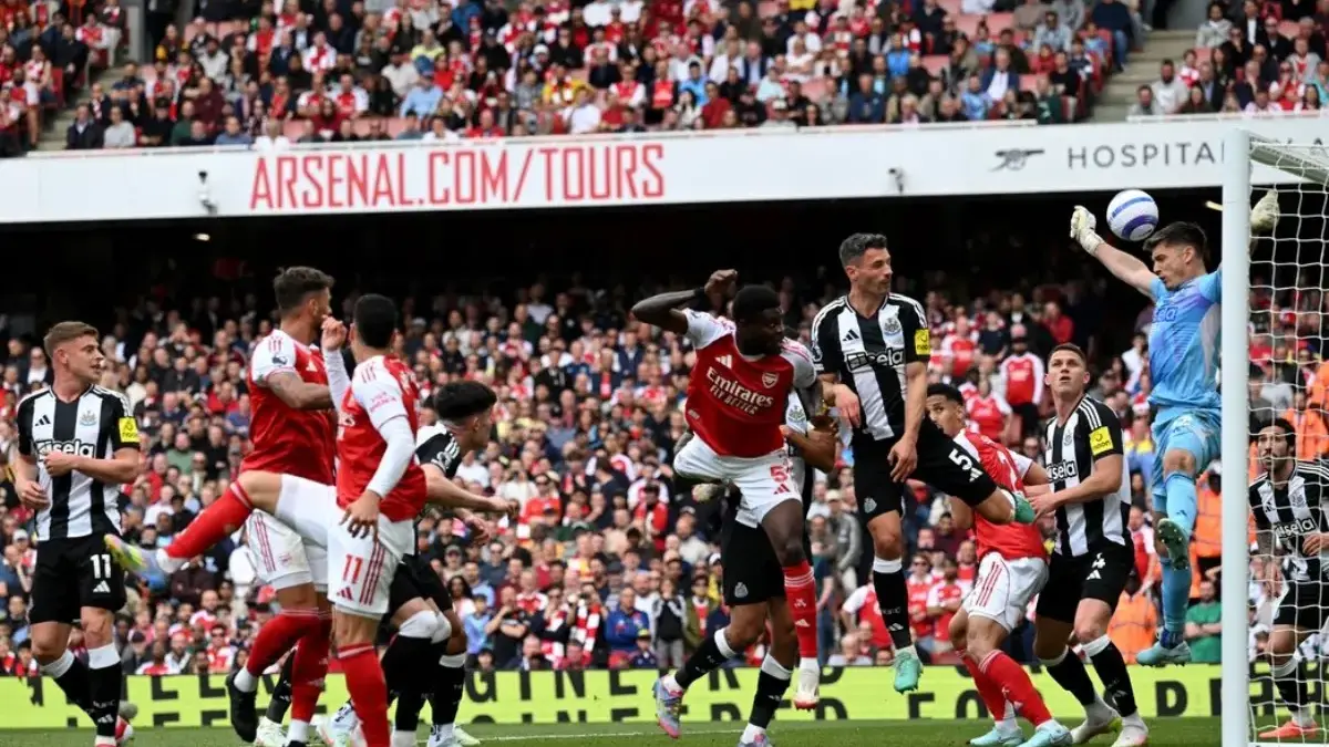 Arsenal vs Newcastle di Emirates Stadium Mei 2025.