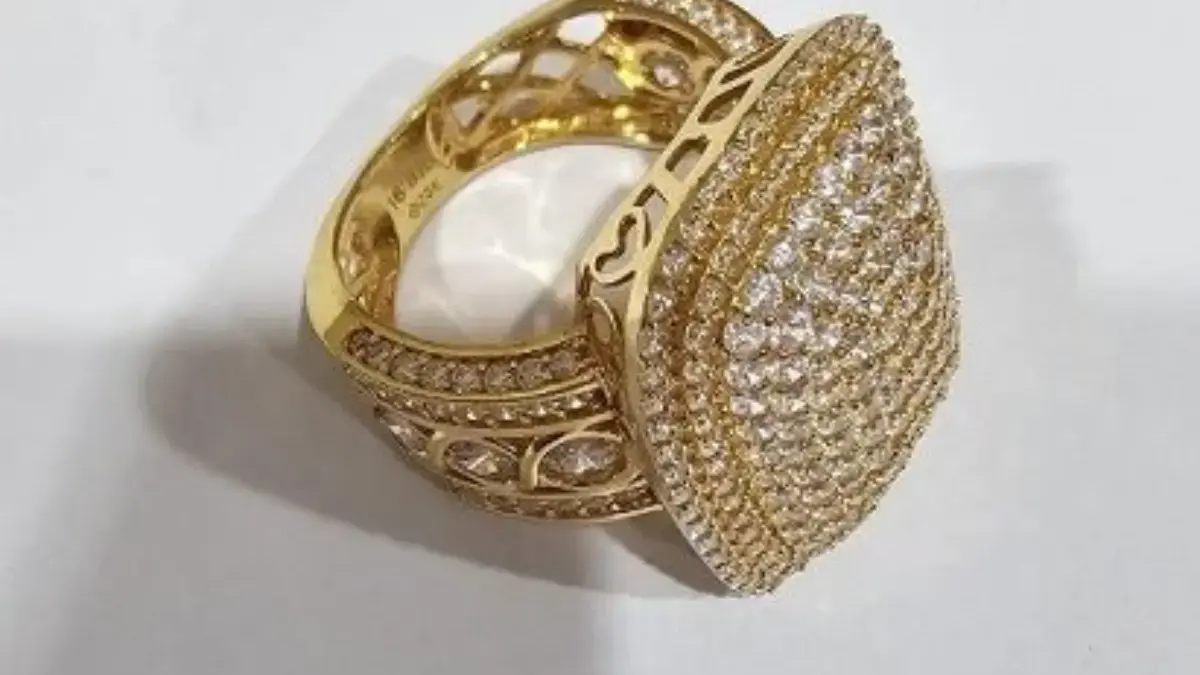 Minat Ikut Lelang Barang Koruptor KPK 17 September 2025? Ini Cara dan Syaratnya cincin berwarna emas berbentuk kotak bertabur batu kecil berwarna putih