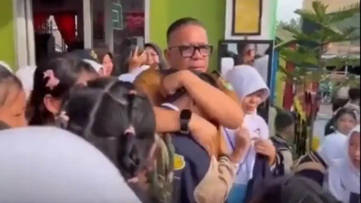 VIRAL, Kepala Sekolah di Prabumulih Mendadak Dicopot Hanya Karena Tegur Anak Walikota yang Sekolah Bawa Mobil Video Viral Kepala sekolah di Prabumulih saat bersama murid-muridnya.