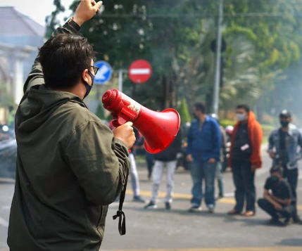 Daftar Barang Wajib Dibawa Saat Ikut Aksi Demonstrasi Daftar Barang Wajib Dibawa Saat Ikut Aksi Demonstrasi