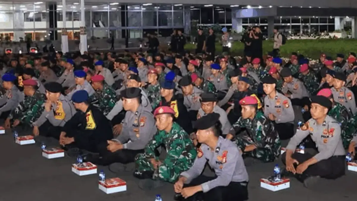 Di Tengah Gelombang Demo, Polri dan TNI Malah Gelar Makan Malam di Gedung DPR RI Di Tengah Gelombang Demo, Polri dan TNI Malah Gelar Makan Malam di Gedung DPR RI 