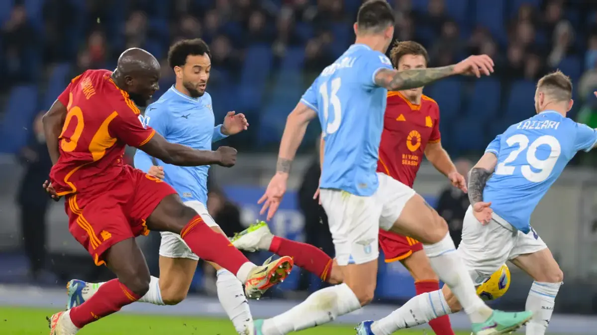 Laga AS Roma vs Lazio pada 13 November 2023.