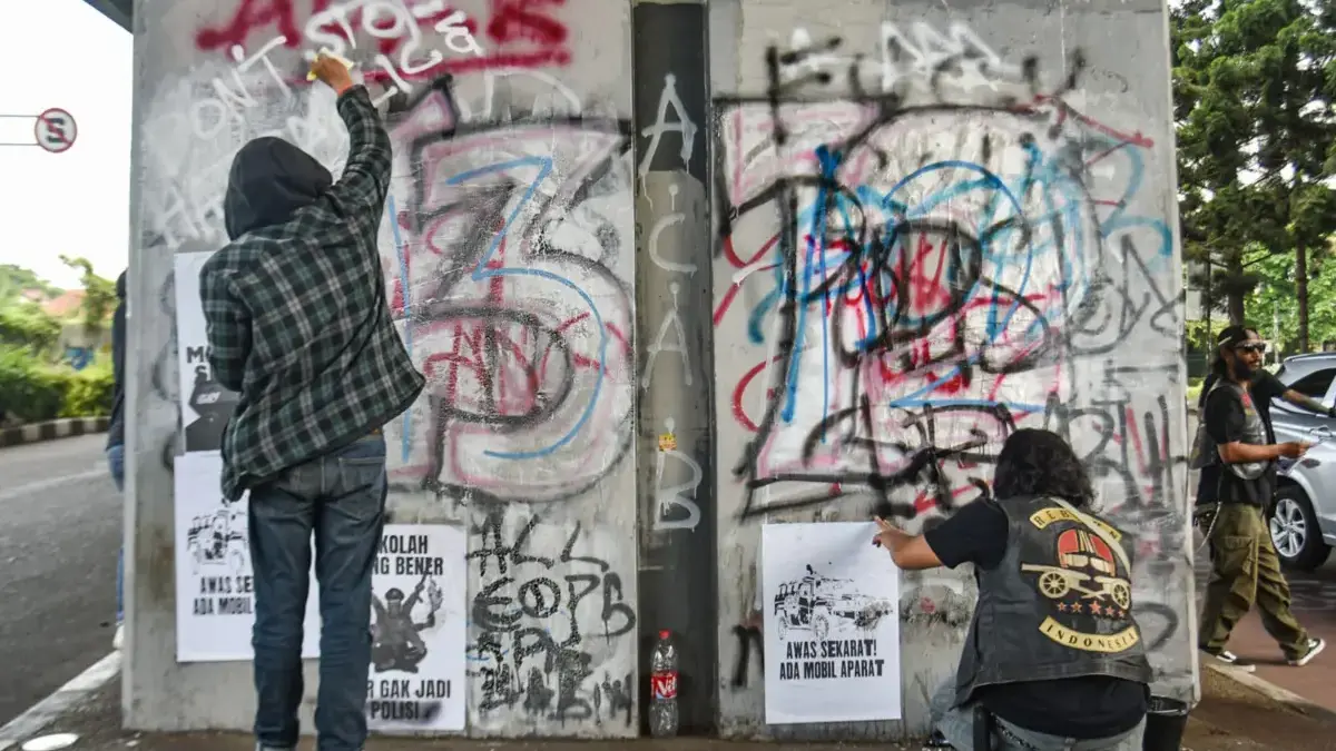 Aksi Massa Tinggalkan Coretan, Komunitas Reborn Indonesia Bereskan Vandalisme di Cikapayang Aksi Massa Tinggalkan Coretan, Komunitas Reborn Indonesia Bereskan Vandalisme di Cikapayang